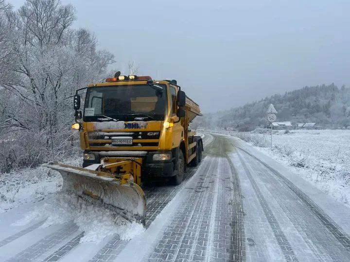 Ожеледиця та хуртовини скували дороги на Заході УкраїниЧерез снігопад та ожелед...