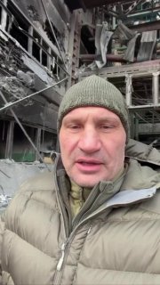 Ось так у Києві комунальники відновлюють пошкоджену внаслідок атак РФ інфраструк...