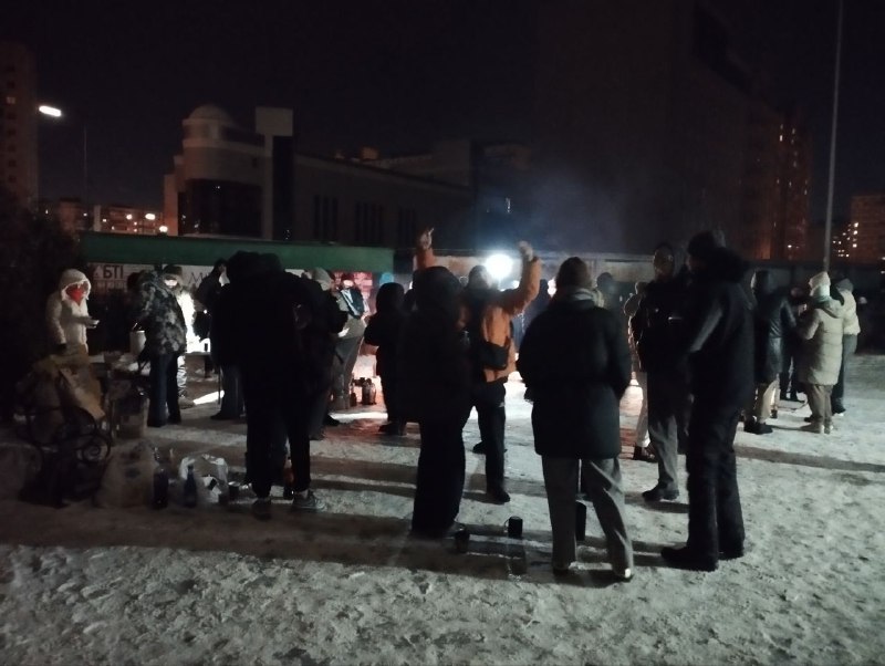 Приклад незламності в буремні часи: кияни влаштували BBQ-вечірку у власному двор...