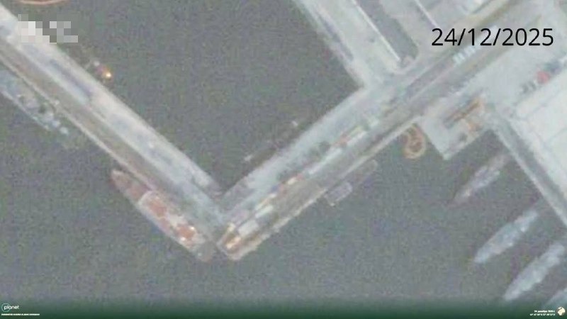 Після атаки СБУ російський підводний човен уже понад місяць стоїть нерухомо в по...