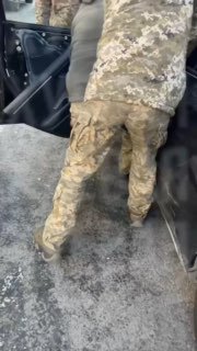 Розбили авто, побили та "погрузили" в бусик: в Одесі військові жорстко затримали...