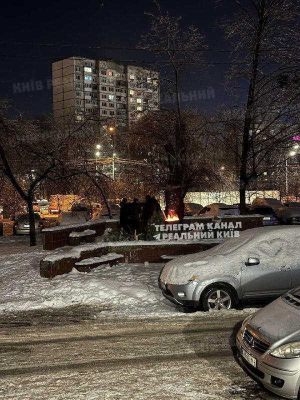 Ситуація у Києві:На Теремках у Києві люди без опалення намагаються зігрітись: во...