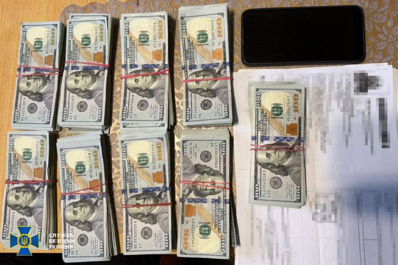 Столи в пачках доларів: СБУ викрила схему ухилення від мобілізації на Дніпропетр...