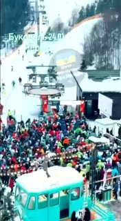 Тим часом в Буковелі - аншлаг та величезні черги На курорті завжди є світло та т...