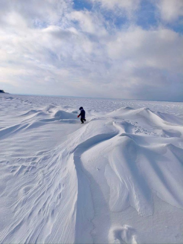 Тим часом на Київському морі утворилися снігові дюни...