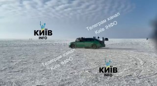 Тим часом на київському водосховищі автолюбителі влаштували дріфт...
