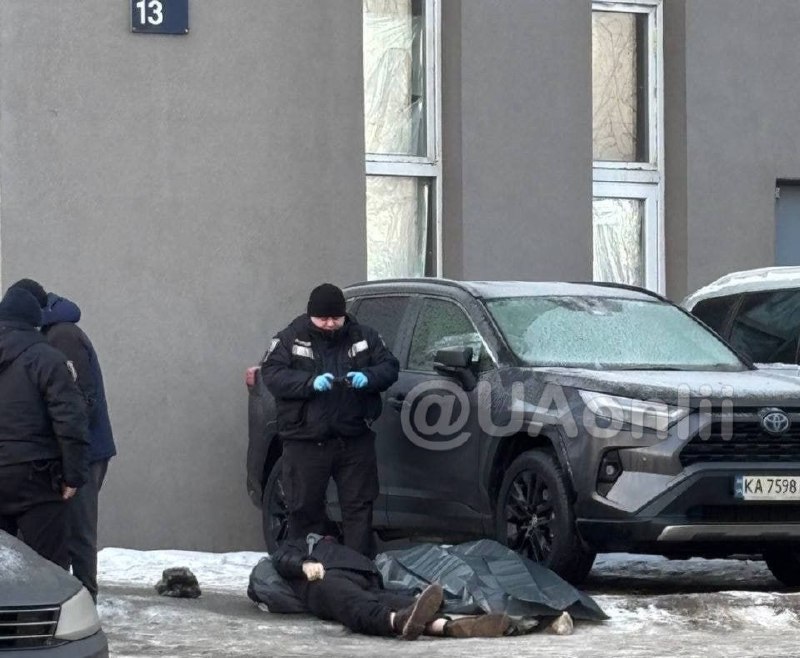 Трагедія в Києві: чоловік послизнувся на ожеледиці, розбив голову та загинув по ...