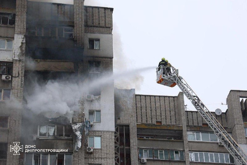 У Дніпрі частково зруйнована житлова 16-поверхівка, травмовані 14 людей Серед ни...