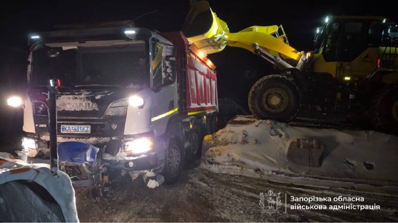 У Запоріжжі роботи на дорогах тривали до пізньої ночі й поновилися зранку, - ОВА...