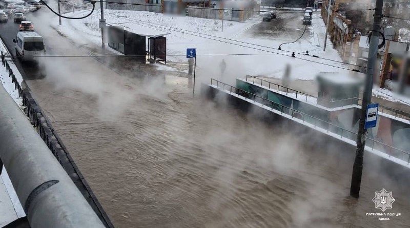 У Києві масштабний прорив тепломережіАварія тепломережі сталася на проспекті Вал...