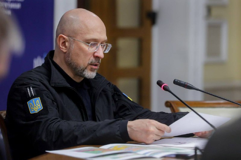 У Києві ремонтні бригади від "Укрзалізниці" допомагають з ліквідацією аварій для...