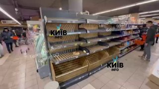 У Києві стрімко зникає хліб — полиці в супермаркетах майже повністю спорожніли...