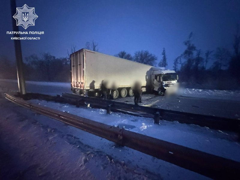 У Київській області на 51 км автодороги Київ - Чоп (поблизу с. Калинівка) сталас...
