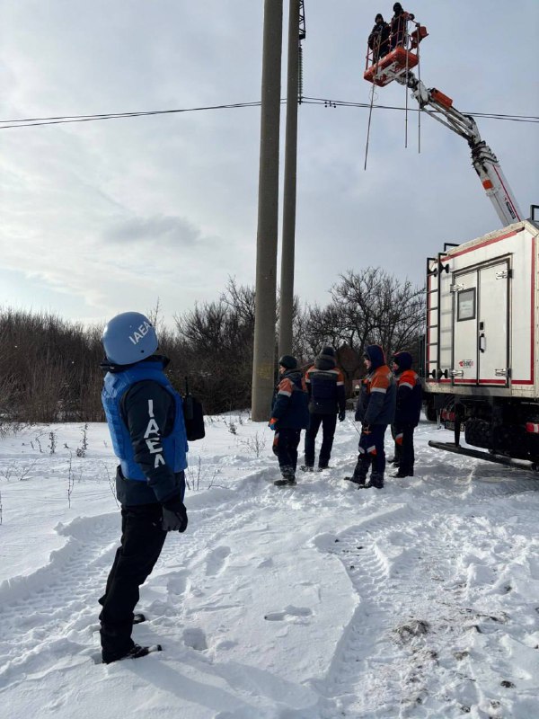У МАГАТЕ показали ремонт лінії електропередач біля ЗАЕС"В рамках чергового припи...