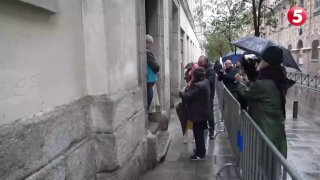 У Мадриді священник окроплював свяченою водою собак і котів Десятки собак і к...