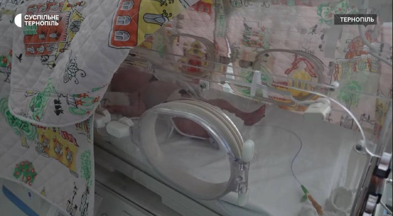 У Тернополі у підʼїзді багатоповерхівки знайшли покинуте немовля, якому він наро...