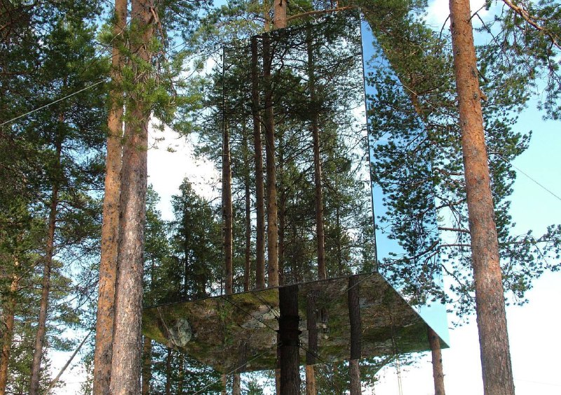 У Швеції можна винайняти «невидимий» будинок — дзеркальний куб, який відбиває лі...