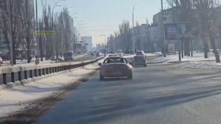 –12°C у Києві, але водій кабріолета загартований...